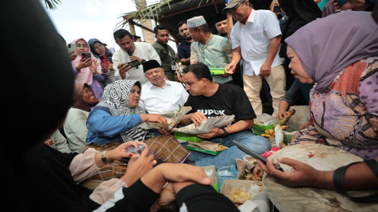 Calon Presiden RI Anies Baswedan saat makan bajamba dengan petani di Kota Solok, Sumatera Barat, Rabu (3/1/2024). ANTARA/HO-Timnas AMIN