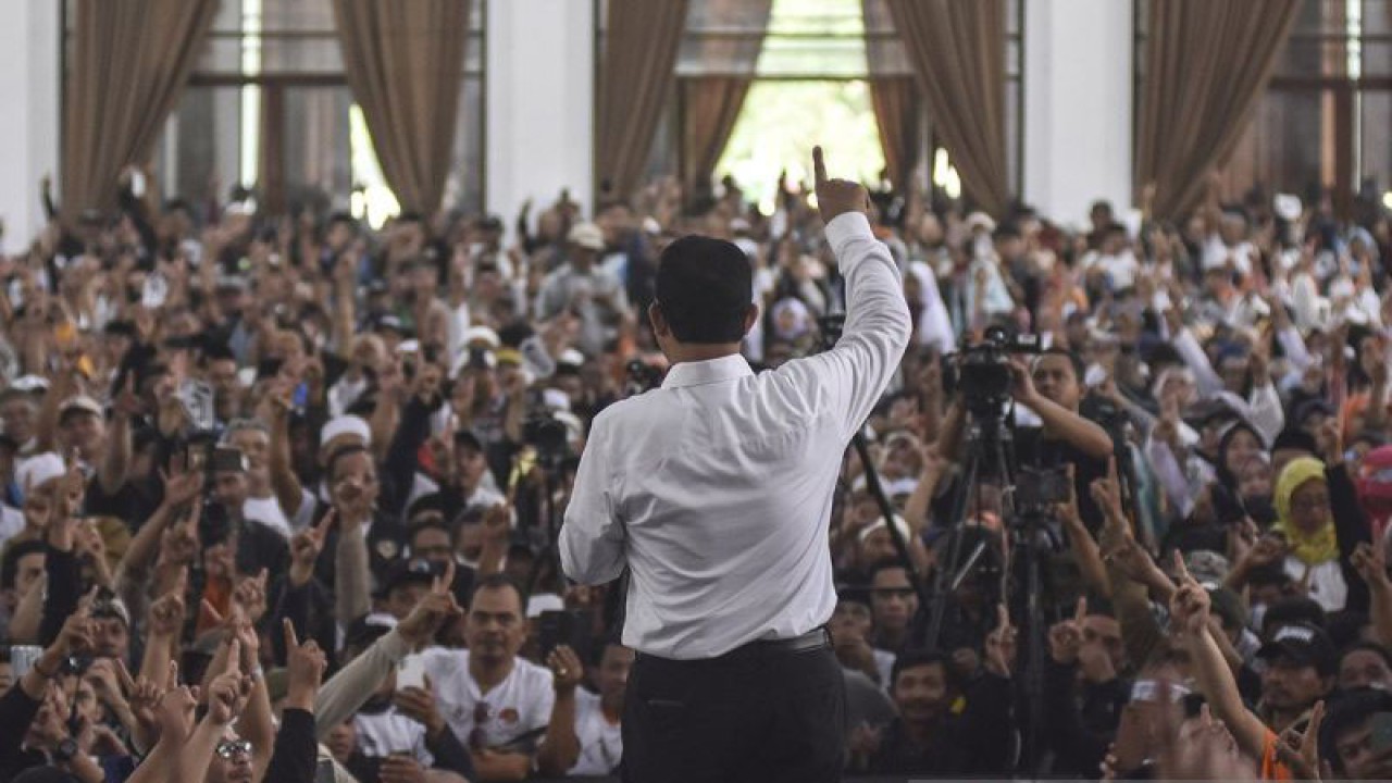 Calon presiden nomor urut 1 Anies Baswedan saat menyampaikan orasi politiknya pada kampanye gerak bersama jangkau semua di Gedung Islamic Center, Kabupaten Ciamis, Jawa Barat, Kamis (4/1/2024). (ANTARA FOTO/Adeng Bustomi/rwa)