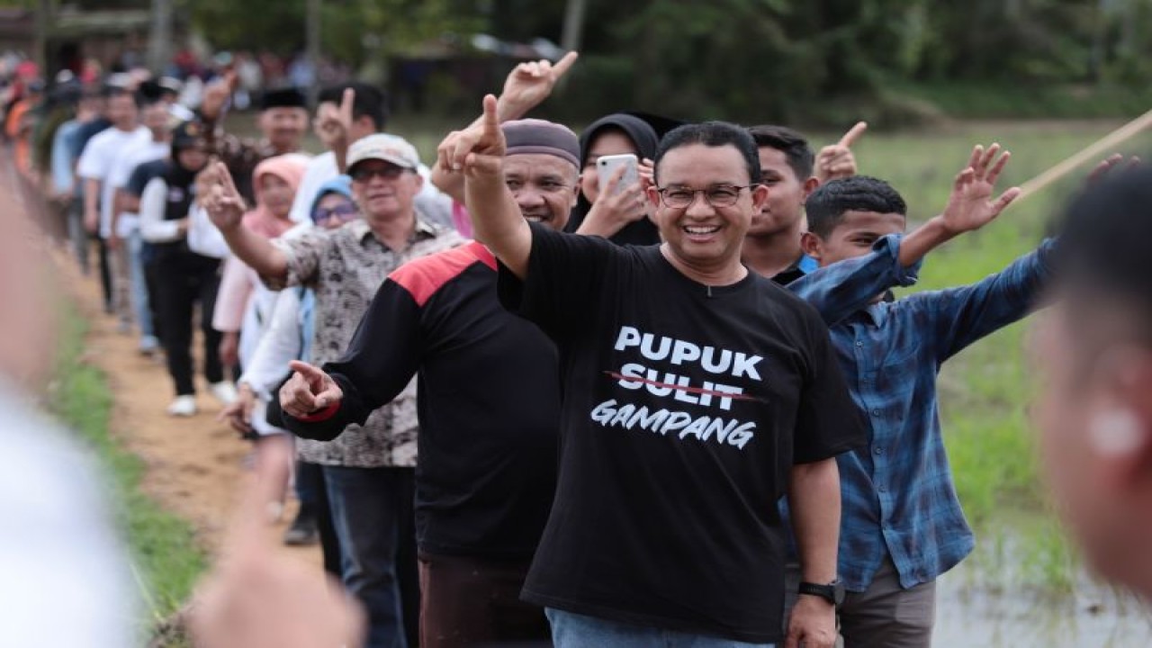 Capres nomor urut 1 Anies Baswedan bersama masyarakat di Kota Solok, Sumatera Barat, Rabu (3/1/2024). (ANTARA/HO-Timnas AMIN)