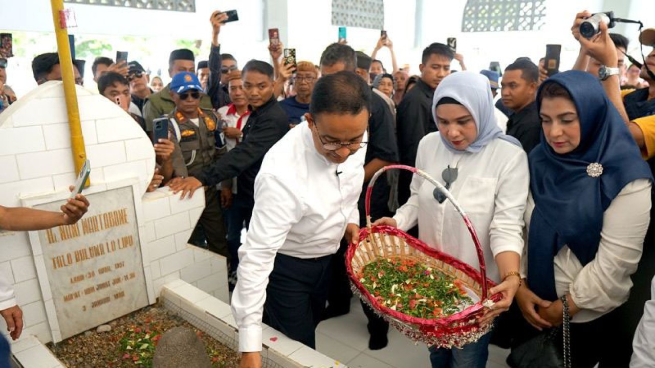 Calon Presiden (Capres) Anies Baswedan (kiri) melakukan ziarah ke makam pahlawan Gorontalo dan nasional Nani Wartabone di Suwawa, Kabupaten Bone Bolango, Gorontalo, Senin (08/01/2024). ANTARA/Adiwinata Solihin
