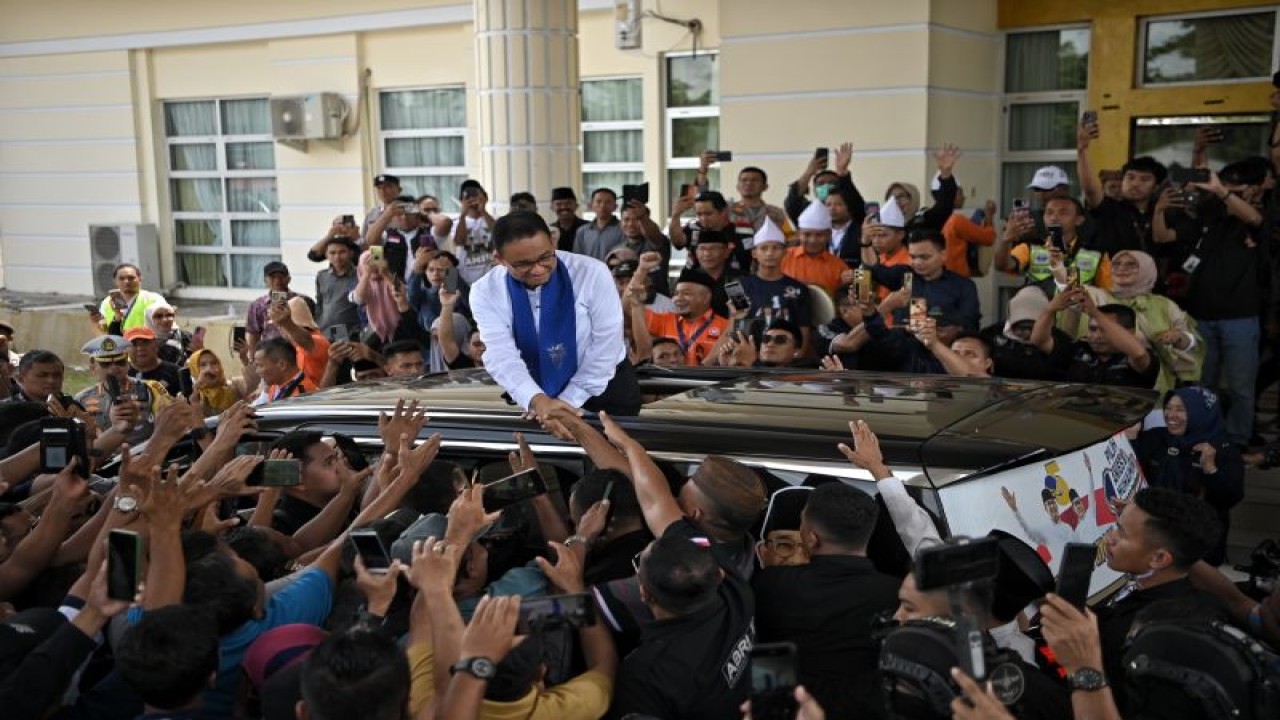Calon Presiden (Capres) RI Anies Baswedan tiba di Bandara Djalaluddin, Provinsi Gorontalo, Senin (8/1/2024). ANTARA/HO-Timnas AMIN