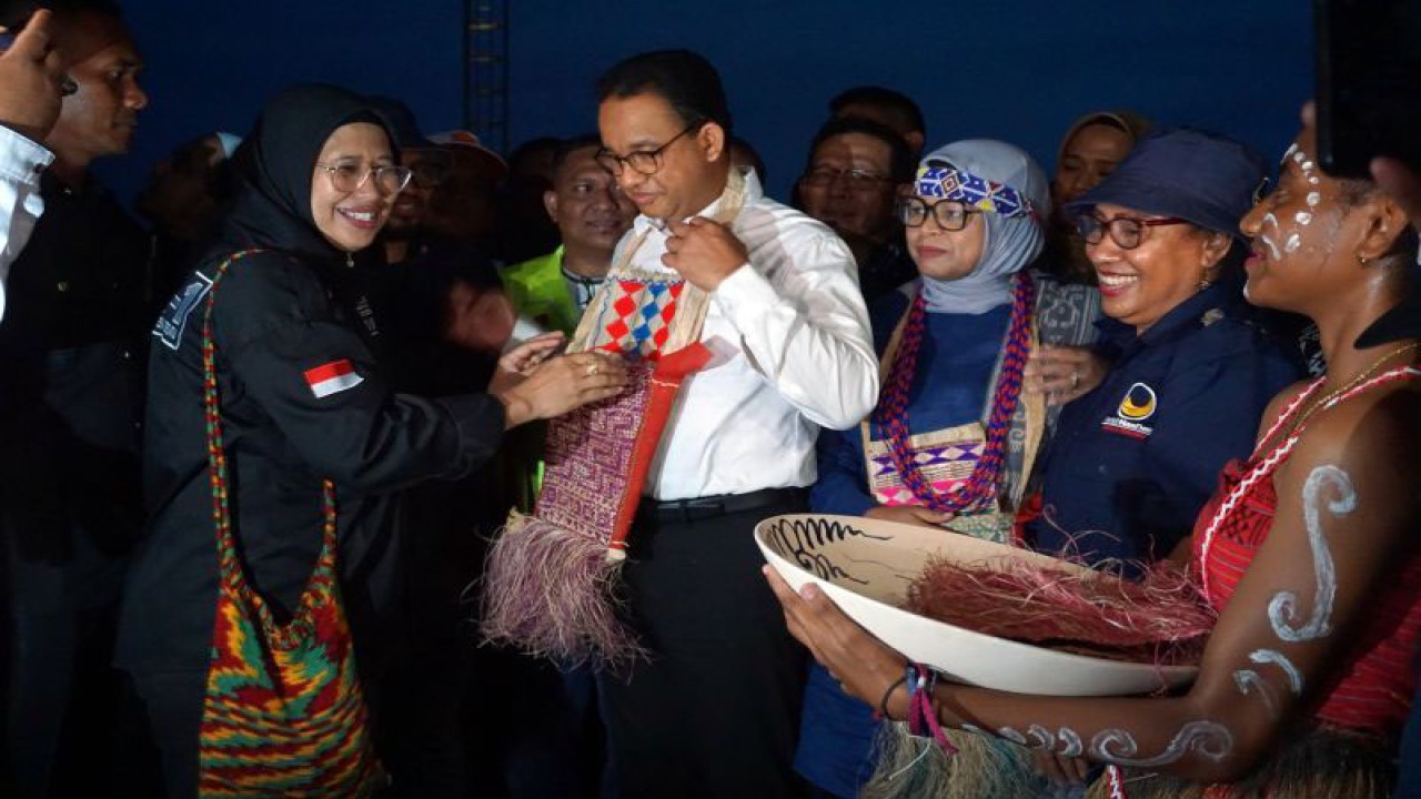 Relawan dan tim pemenangan daerah menyambut kedatangan capres Anies Baswedan bersama istri di Bandara Domine Eduard Osok Kota Sorong, Papua Barat Daya, Senin (15/1/2024). (ANTARA FOTO/Olha Mulalinda/nz)