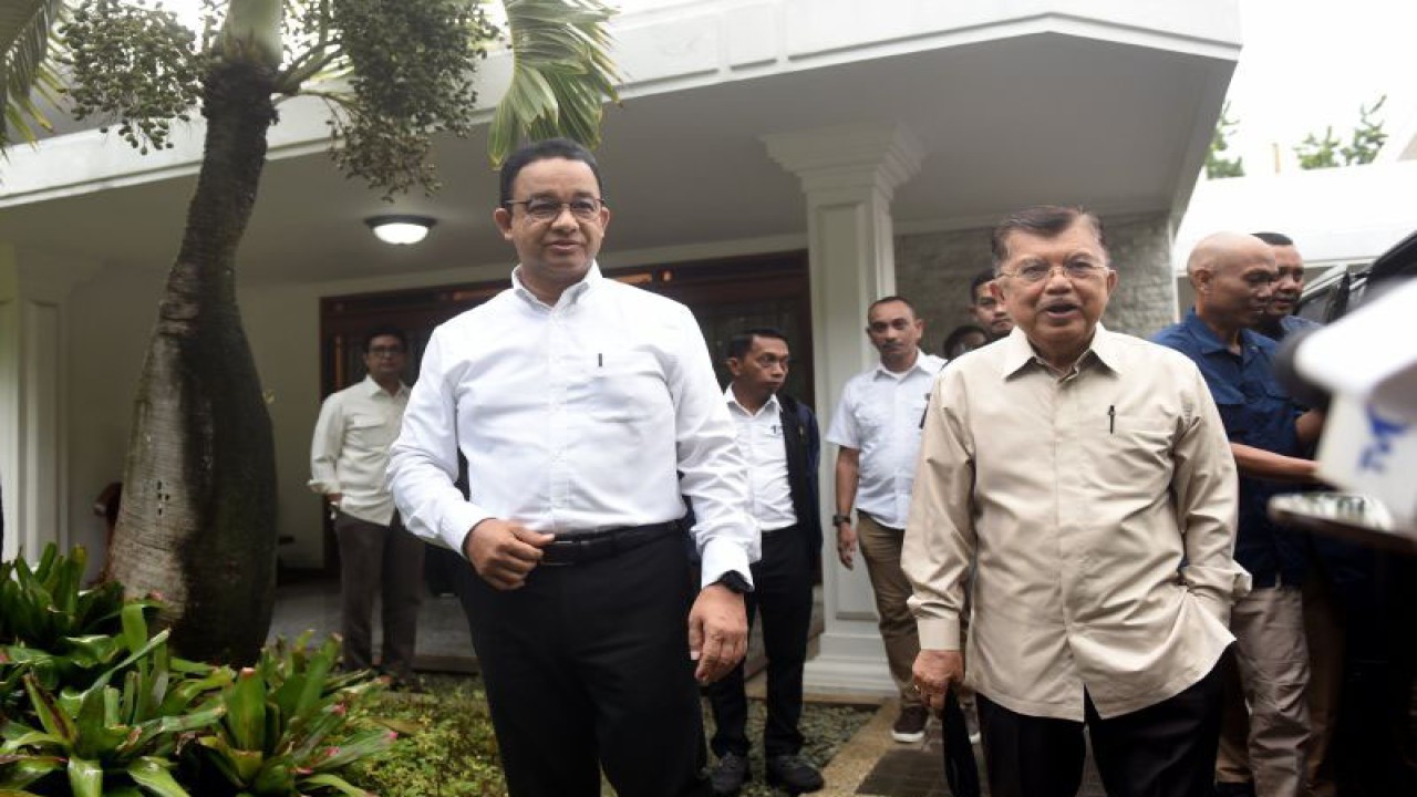 Calon presiden nomor urut 1 Anies Baswedan (kiri) bersama Wakil Presiden ke-10 dan 12 Jusuf Kalla (kanan) berangkat menuju lokasi kampanye di Makassar, Sulawesi Selatan, Rabu (17/1/2024). (ANTARA FOTO/Indrianto Eko Suwarso/pras)