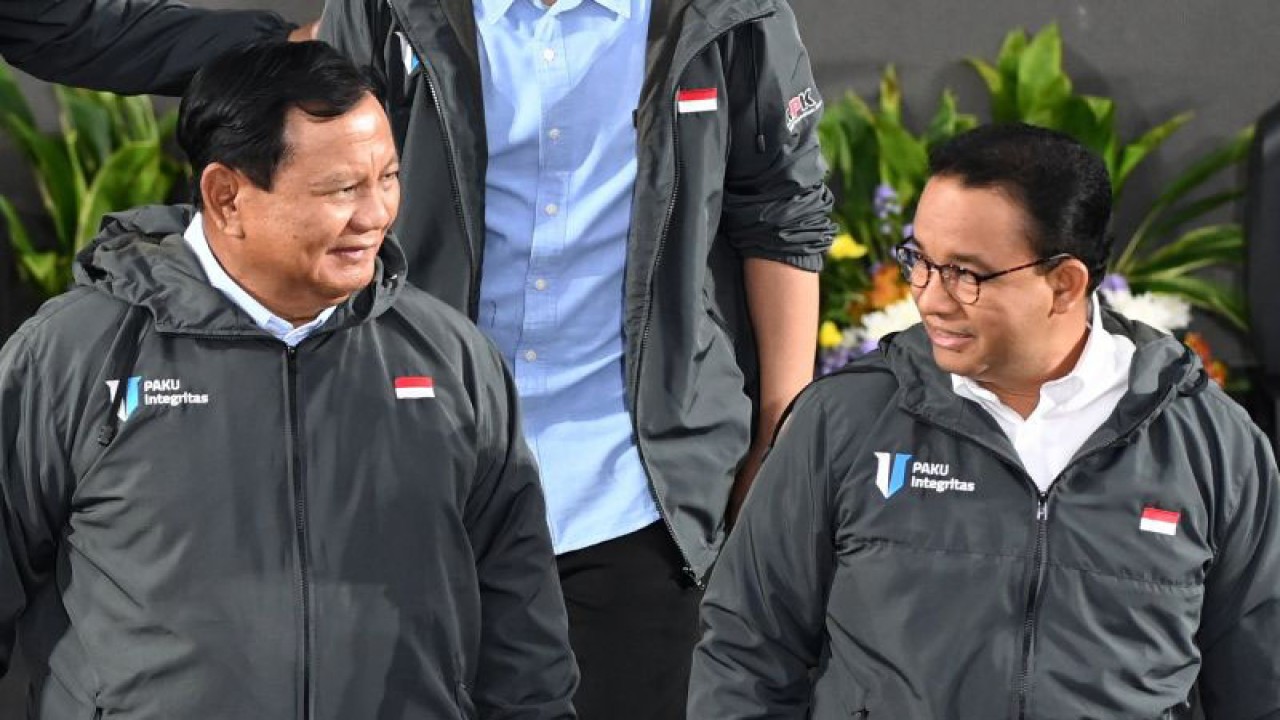 Capres nomor urut 1 Anies Baswedan (kanan) bersama capres nomor urut 2 Prabowo Subianto (kiri) mengenakan jaket sebagai komitmen pemberantasan korupsi saat menghadiri Penguatan Anti Korupsi untuk Penyelenggara Negara Berintegritas (Paku Integritas) di Gedung Merah Putih KPK, Jakarta, Rabu (17/1/2024). ANTARA FOTO/Aditya Pradana Putra/wpa. (ADITYA PRADANA PUTRA/ADITYA PRADANA PUTRA)