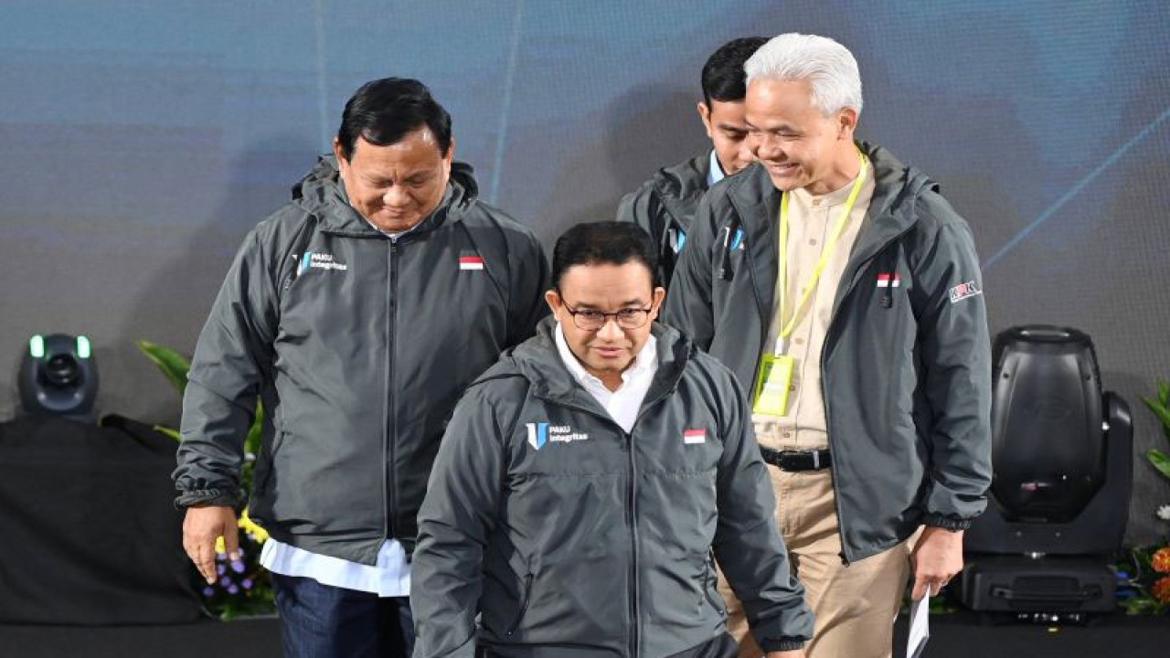 Capres nomor urut 1 Anies Baswedan (kedua kiri) bersama capres-cawapres nomor urut 2 Prabowo Subianto (kiri) dan Gibran Rakabuming Raka (kedua kanan) serta capres nomor urut 3 Ganjar Pranowo (kanan) mengenakan jaket sebagai komitmen pemberantasan korupsi saat menghadiri Penguatan Anti Korupsi untuk Penyelenggara Negara Berintegritas (Paku Integritas) di Gedung Merah Putih KPK, Jakarta, Rabu (17/1/2024). ANTARA FOTO/Aditya Pradana Putra/wpa. (ADITYA PRADANA PUTRA/ADITYA PRADANA PUTRA)