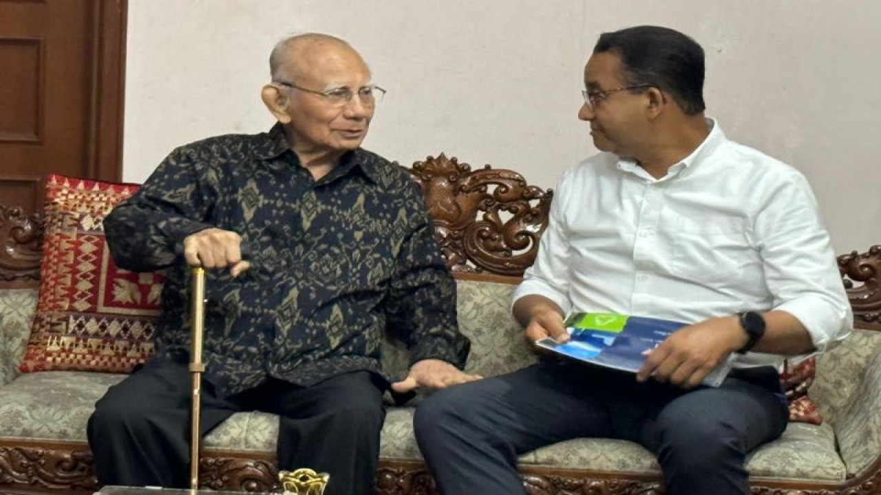 Calon presiden nomor urut 1 Anies Baswedan berdiskusi bersama tokoh nasional Emil Salim di Jakarta, Minggu (28/1/2023). (ANTARA/HO-Timnas AMIN)