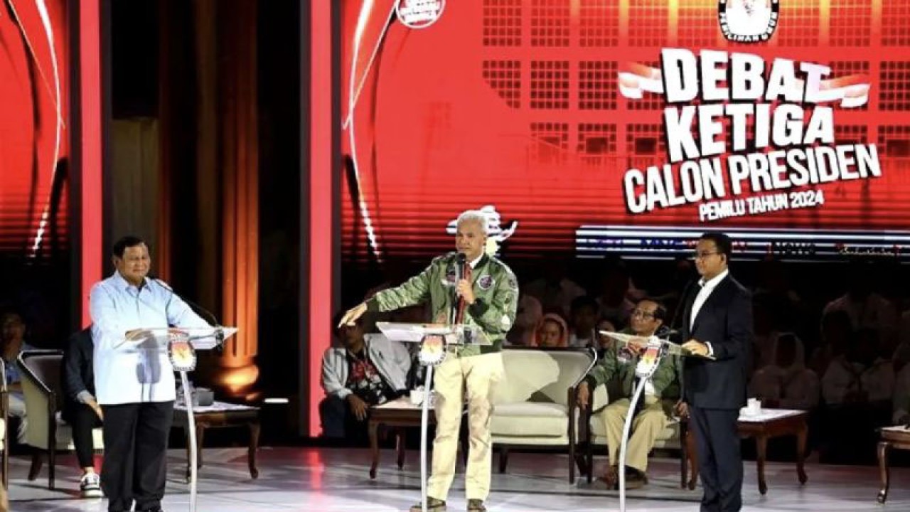 Capres nomor urut 3 Ganjar Pranowo (tengah) menyampaikan pendapat disaksikan capres nomor urut 2 Prabowo Subianto (kiri) dan capres nomor urut 1 Anies Baswedan saat adu gagasan dalam Debat Ketiga Capres Pemilu 2024 di Istora Senayan, Jakarta, Minggu (7/1/2024). (ANTARA FOTO/Aditya Pradana Putra)