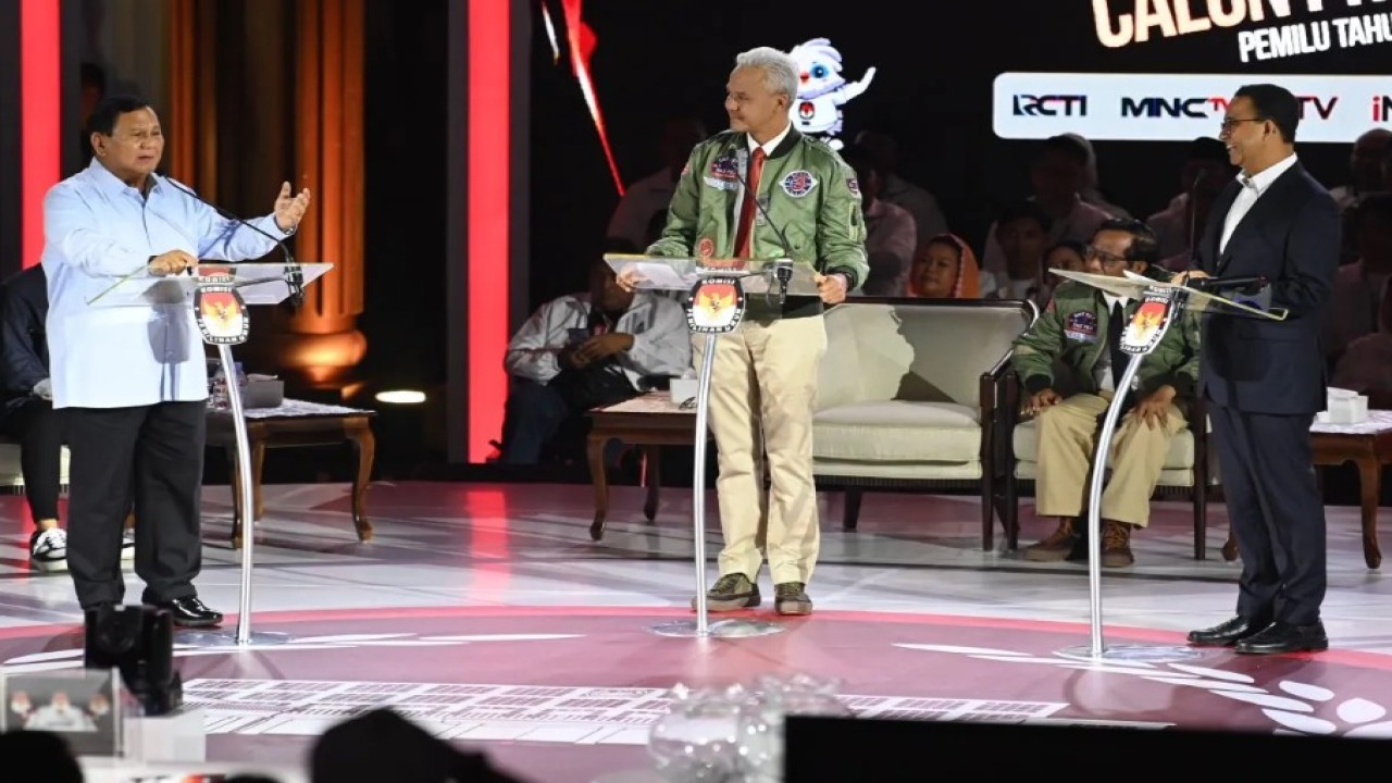 Capres RI Prabowo Subianto (kiri) menyampaikan pendapat disaksikan Capres RI Anies Baswedan (kanan), dan Capres RI Ganjar Pranowo saat adu gagasan dalam debat ketiga Pilpres 2024 di Istora Senayan, Jakarta, Minggu (7/1/2024). (ANTARA FOTO/Aditya Pradana Putra/foc.)