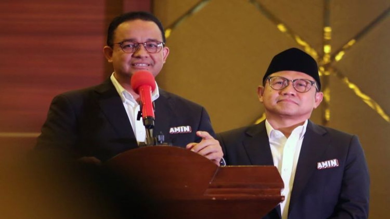 Calon Presiden dan Wakil Presiden nomer urut 1 Anies Baswedan (kiri) dan Muhaimin Iskandar (kanan) menyampaikan pidato politiknya saat Deklarasi Tim Hukum Nasional AMIN di Jakarta, Senin (27/11/2023). ANTARA FOTO/Muhammad Iqbal/YU