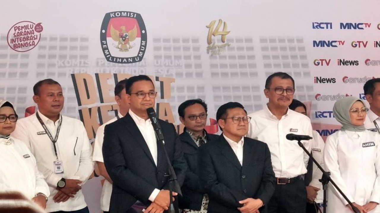 Pasangan Calon Presiden dan Wakil Presiden RI Anies-Muhaimin bersama dengan kedua istri dan Timnas AMIN menjawab pertanyaan awak media usai debat ketiga pilpres di Istora Senayan, Jakarta Pusat, Minggu (7/1/2024). ANTARA/Hana Kinarina
