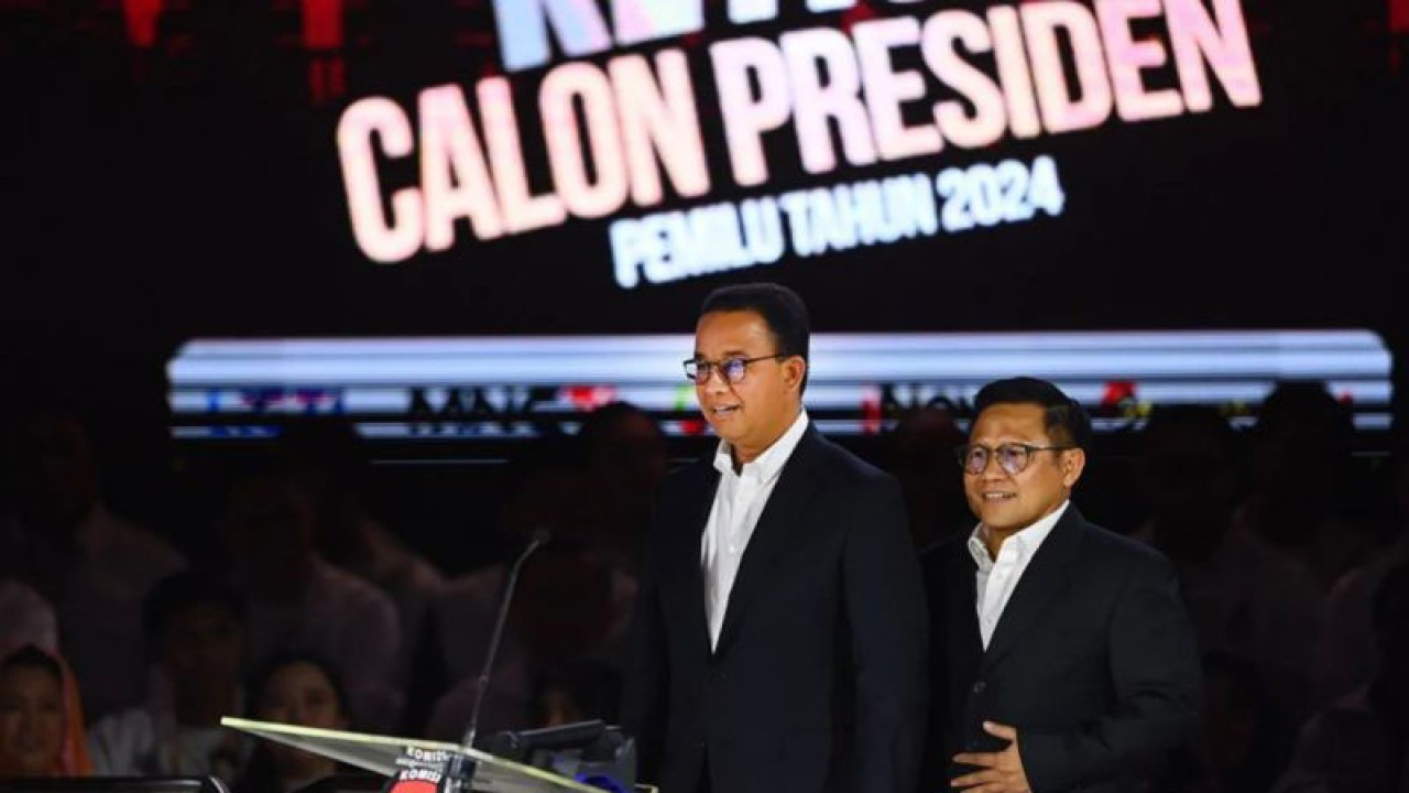 Capres-cawapres nomor urut satu Anies Baswedan dan Muhaimin Iskandar berjalan usai tiba di lokasi debat ketiga Pilpres 2024 di Istora Senayan, Jakarta, Minggu (7/1/2024). ANTARA FOTO/Aditya Pradana Putra/foc