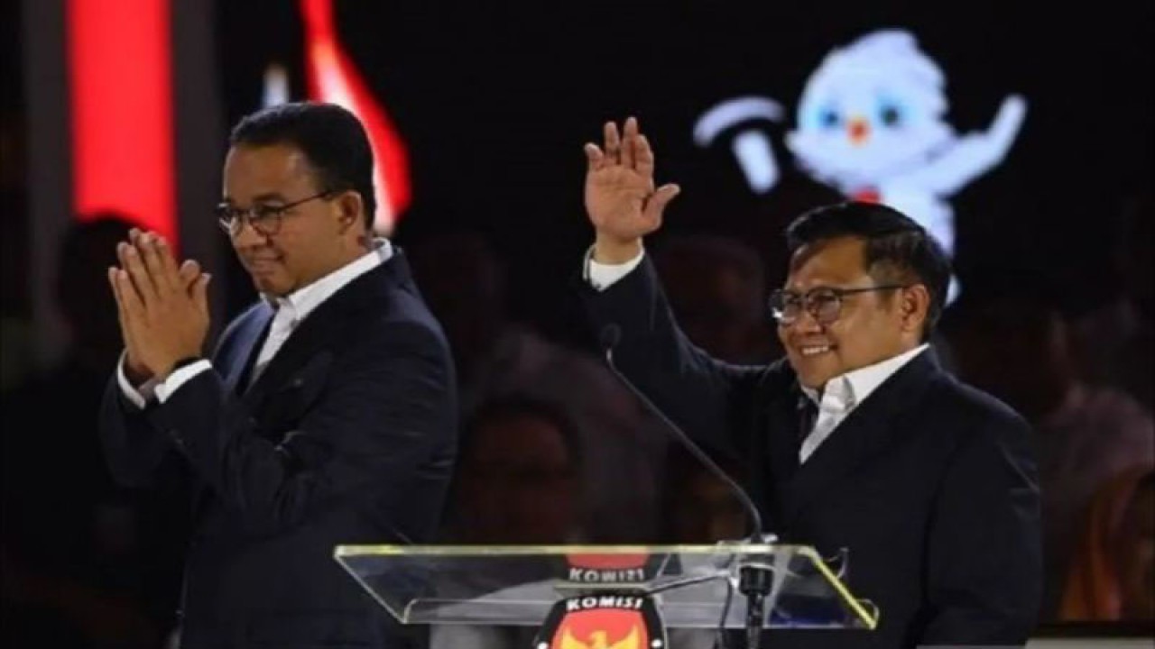 Pasangan calon presiden dan wakil presiden nomor urut 1 Anies Baswedan-Muhaimin Iskandar di lokasi Debat Ketiga Capres Pemilu 2024 di Istora Senayan, Jakarta, Minggu (7/1/2024). (ANTARA FOTO/Aditya Pradana Putra/foc/aa.)