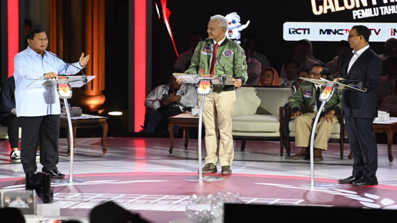 Capres nomor urut 2 Prabowo Subianto (kiri) menyampaikan pendapat disaksikan capres nomor urut 1 Anies Baswedan (kanan), dan capres nomor urut 3 Ganjar Pranowo saat adu gagasan dalam Debat Ketiga Capres Pemilu 2024 di Istora Senayan, Jakarta, Minggu (7/1/2024). (ANTARA FOTO/Aditya Pradana Putra/foc)
