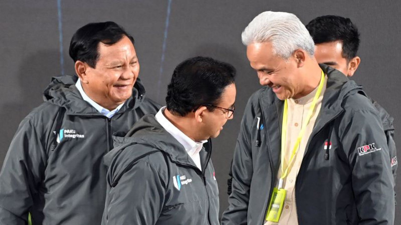 Capres nomor urut 1 Anies Baswedan (tengah) berbincang dengan capres-cawapres nomor urut 2 Prabowo Subianto (kiri) dan Gibran Rakabuming Raka (kanan) serta capres nomor urut 3 Ganjar Pranowo saat menghadiri Penguatan Anti Korupsi untuk Penyelenggara Negara Berintegritas (Paku Integritas) di Gedung Merah Putih KPK, Jakarta, Rabu (17/1/2024) ANTARA FOTO/Aditya Pradana Putra/wpa. (ADITYA PRADANA PUTRA/ADITYA PRADANA PUTRA)