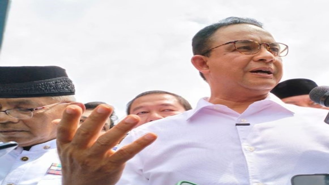 Calon Presiden Nomor urut 1 Anies Rasyid Baswedan saat diwawancarai awak media massa di Kabupaten Tanah Datar, Rabu, (3/1/2024). Dalam agenda kampanyenya eks Gubernur DKI Jakarta tersebut menegaskan Indonesia harus memiliki kewibawaan global. (ANTARA/Muhammad Zulfikar).