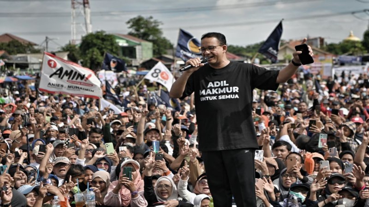 Calon presiden nomor urut satu Anies Baswedan berkampanye di Lapangan Batako Pinang, Kota Tangerang, Banten, Minggu (21/1/2024). (ANTARA/HO-Tim Media AMIN)
