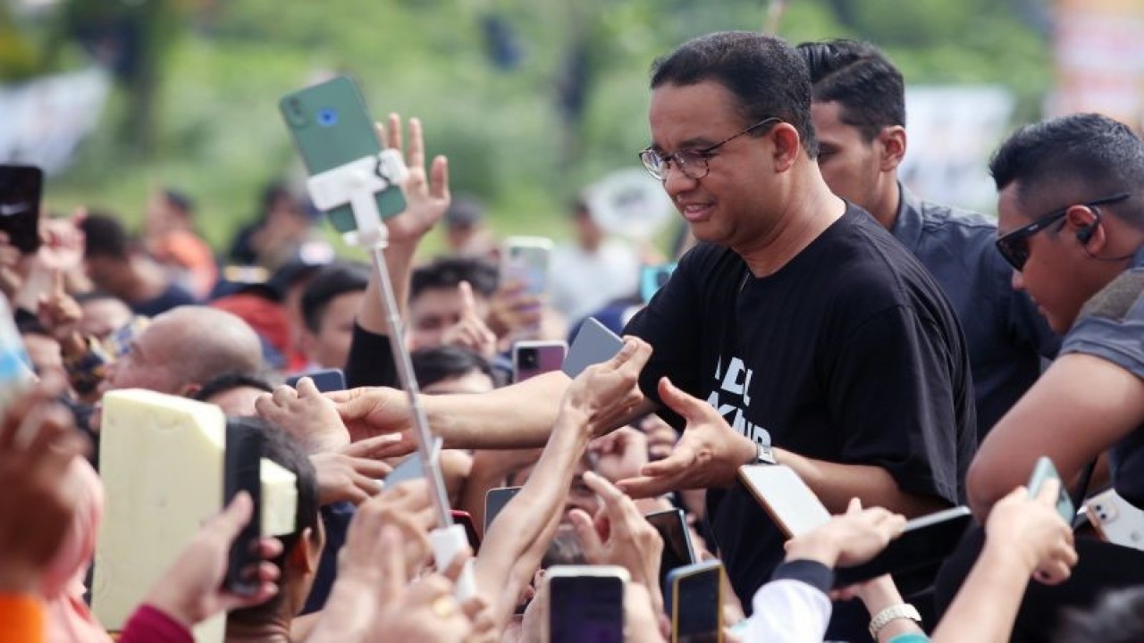 Calon Presiden RI Anies Baswedan menyapa pendukungnya usai memberikan orasi politiknya saat kampanye akbar di Pinang, Tangerang, Banten, Minggu (21/1/2024). ANTARA FOTO/Muhammad Iqbal/rwa.