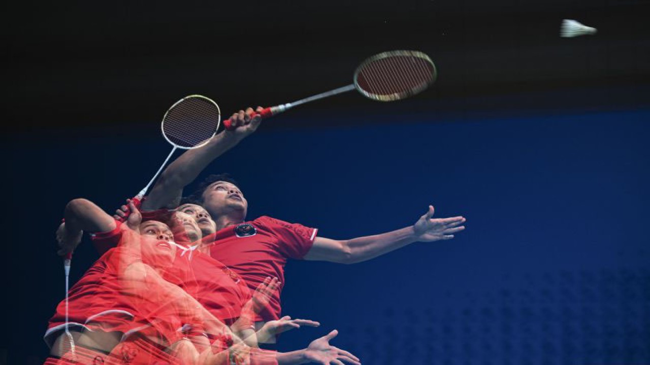 Foto multiple eksposure pebulu tangkis tunggal putra Indonesia Anthony Sinisuka Ginting mengembalikan kok ke arah lawannya asal China Li Shifeng pada babak perempatfinal Asian Games 2022 di Binjiang Gymnasium, Hangzhou, China, Kamis (5/10/2023). Ginting gagal melaju ke semifinal usai kalah dengan skor 13-21, 17-21. ANTARA FOTO/M Risyal Hidayat/YU