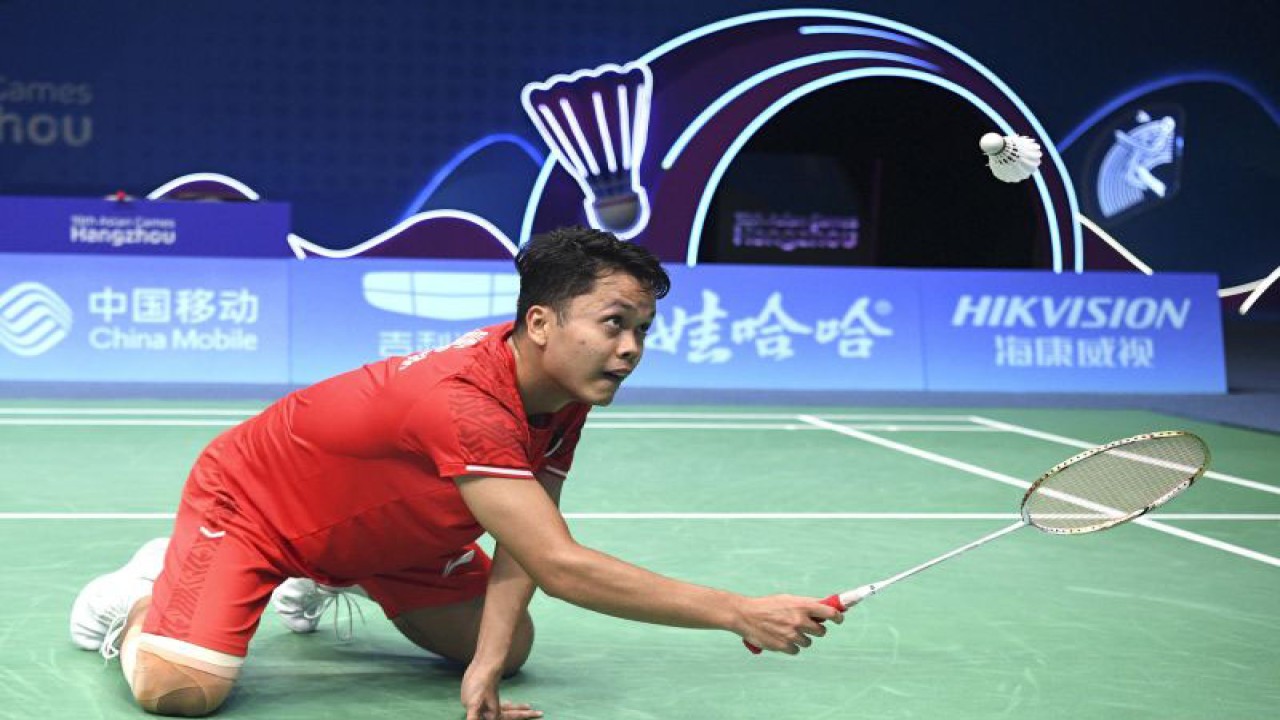Foto arsip - Pebulu tangkis tunggal putra Indonesia Anthony Sinisuka Ginting gagal mengembalikan kok ke arah lawannya asal China Li Shifeng pada babak perempatfinal Asian Games 2022 di Binjiang Gymnasium, Hangzhou, China, Kamis (5/10/2023). ANTARA FOTO/M Risyal Hidayat/YU