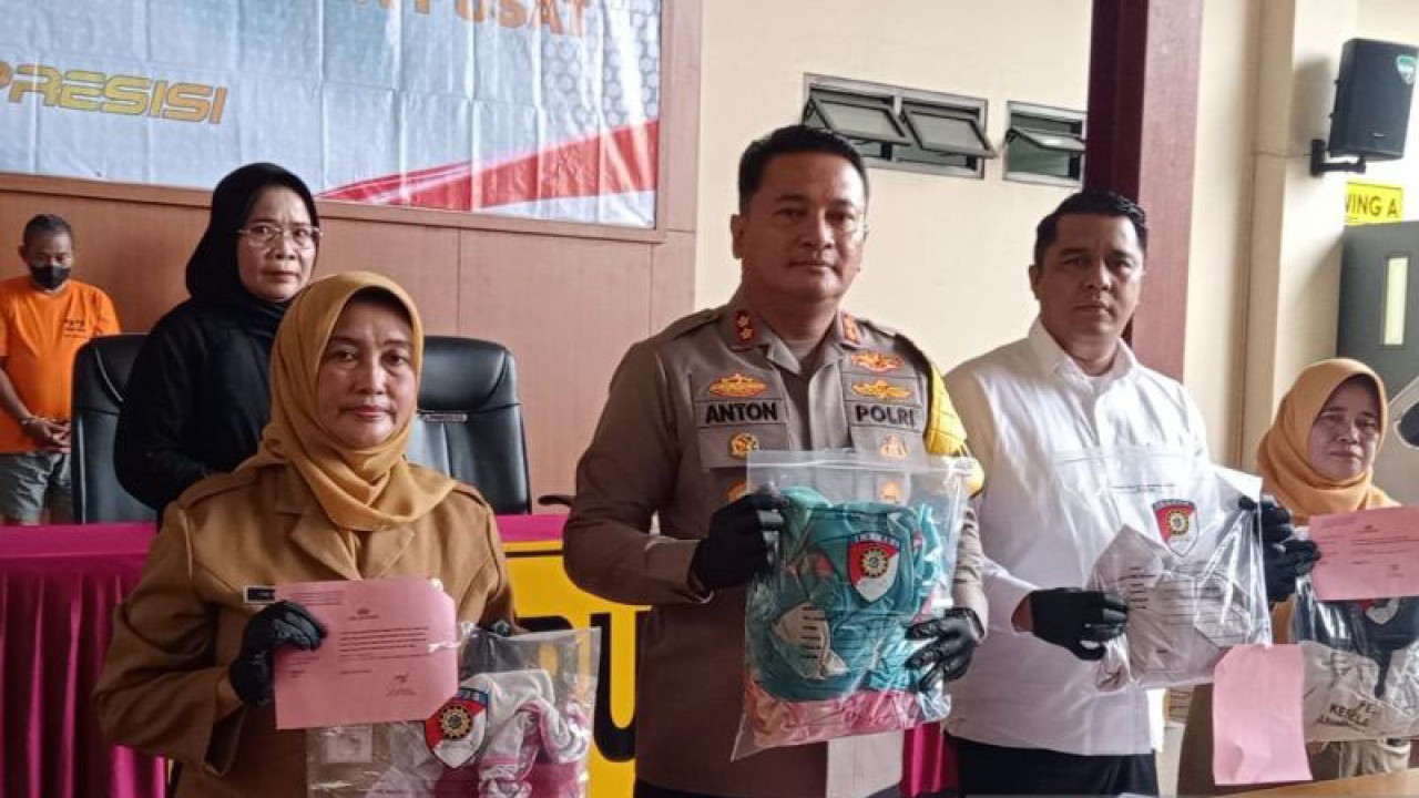 Wakapolres Metro Jakarta Pusat AKBP Anton Elfrino Trisanto menunjukkan barang bukti kasus kekerasan seksual oleh ASN Dishub DKI di Polres Metro Jakarta Pusat, Kemayoran, Senin (8/1/2023). ANTARA/Dokumentasi Pribadi
