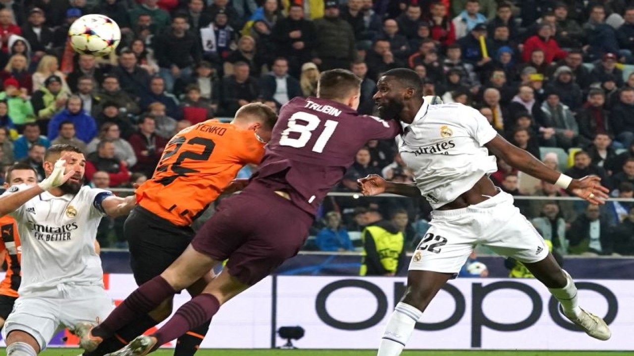 Pemain Real Madrid Antonio Rudiger (kanan) saat mencetak gol pada pertandingan Grup F Liga Champions melawan Shakhtar Donetsk yang berakhir imbang 1-1 di Warsawa, Polandia, 1 Oktober 2022. (AFP/JANEK SKARZYNSKI)