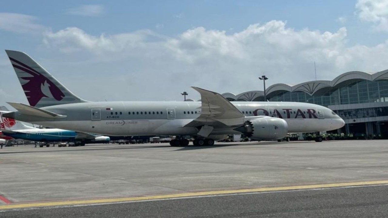 Pesawat berbadan lebar jenis Boeing 787 Dreamliner milik Qatar Airways di apron Bandar Udara Internasional Kualanamu di Kabupaten Deli Serdang, Sumatera Utara, Senin (15/1/2024). (ANTARA/ HO - Angkasa Pura Aviasi)