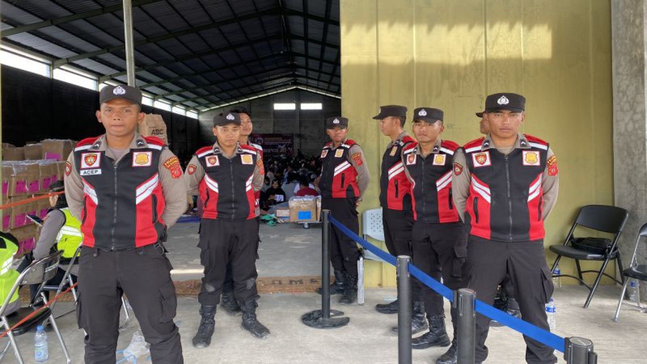 Sejumlah aparat kepolisian menjaga ketat kegiatan sortir dan lipat surat suara Pemilu 2024 di gudang penyimpanan logistik KPU Kabupaten Bandung, Jawa Barat, Rabu (17/1/2024). (ANTARA/Rubby Jovan)