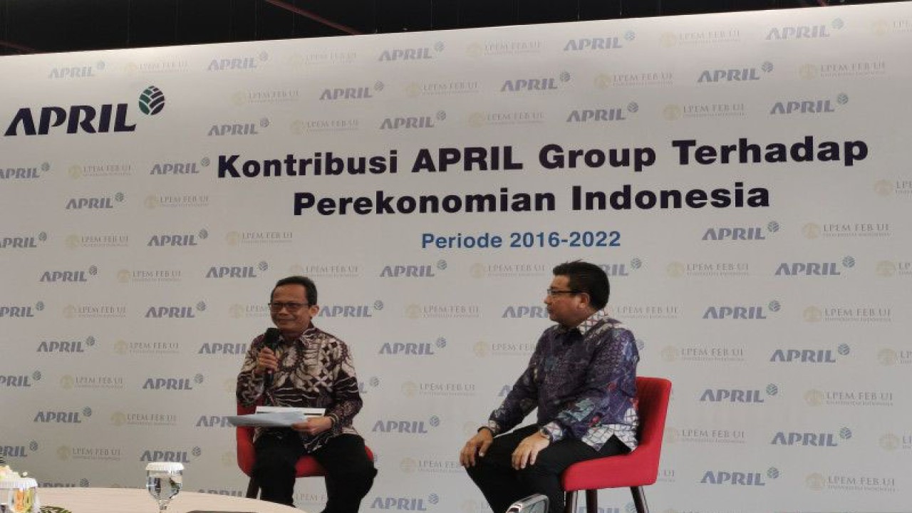 Dokumentasi - Direktur Utama PT Riau Andalan Pulp and Paper, unit operasional APRIL Group, Sihol Aritonang (kanan) bersama Kepala Grup Kajian Ekonomi Regional dan Kebijakan Sumber Daya Negeri LPEM FEB UI Uka Wikarya (kiri) dalam pemaparan "Kontribusi APRIL Group Terhadap Perekonomian Indonesia" di Jakarta, Kamis (13/7/2023). (ANTARA/Ade Irma Junida)