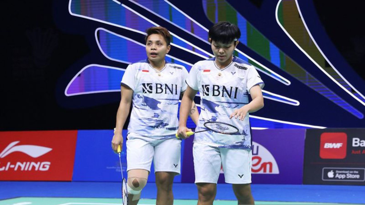 Arsip - Ganda putri Indonesia Apriyani Rahayu/Siti Fadia Silva Ramadhanti saat berlaga di babak 16 besar China Masters 2023 di Shenzhen, China, Kamis (23/11/2023). ANTARA/HO-PP PBSI/aa. (Handout PP PBSI)