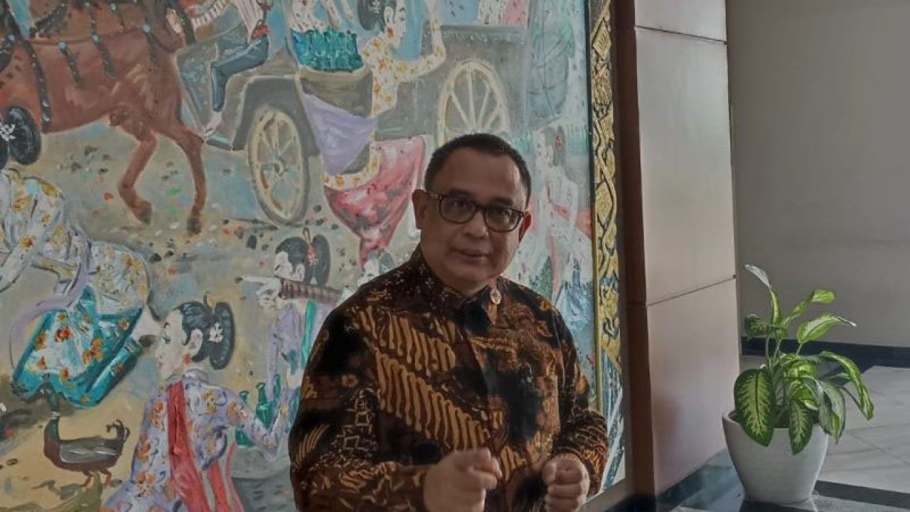 Koordinator Staf Khusus Presiden Ari Dwipayana memberikan keterangan kepada wartawan di Gedung Kementerian Sekretariat Negara, Jakarta, Selasa (16/1/2024). ANTARA/Indra Arief Pribadi