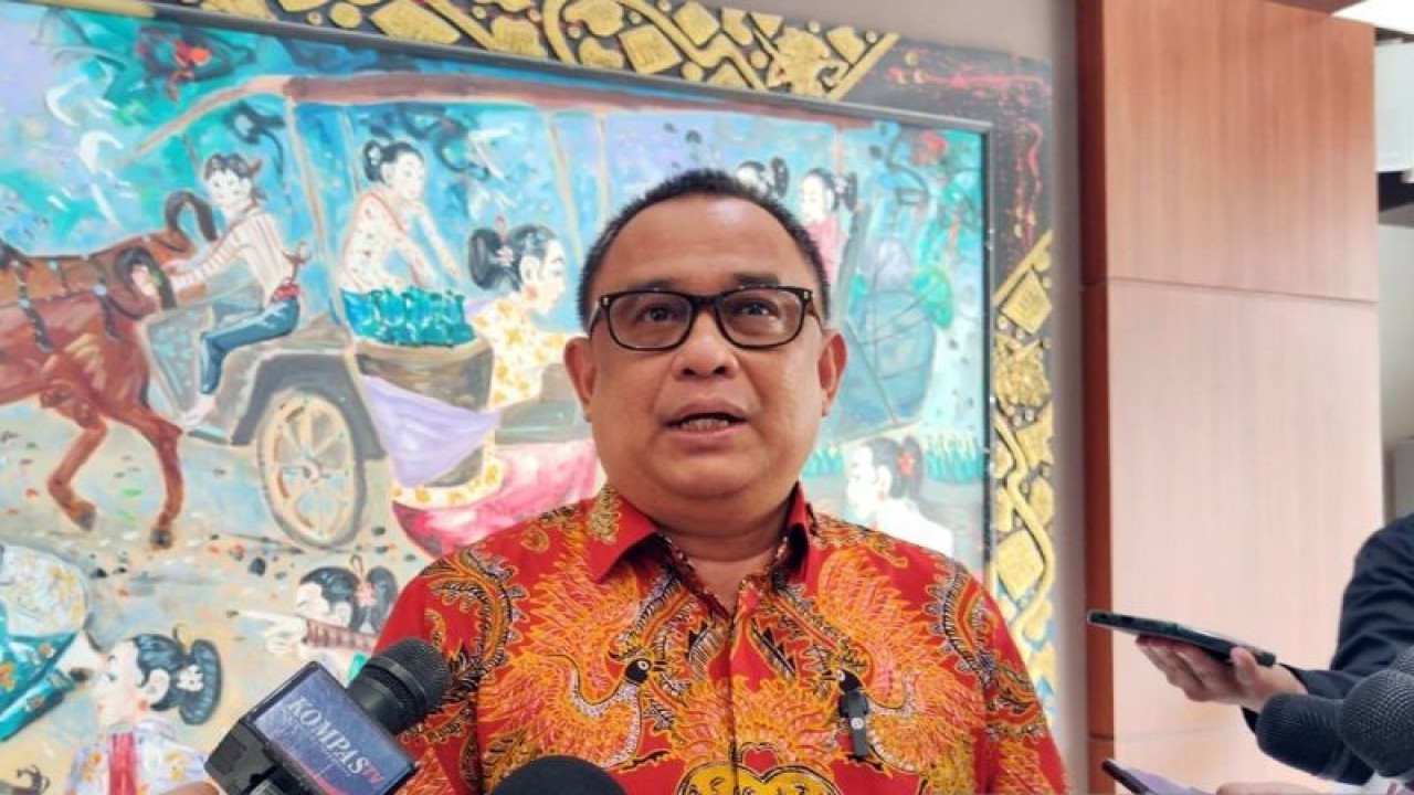 Koordinator Staf Khusus Presiden Ari Dwipayana memberikan keterangan kepada wartawan di Gedung Kementerian Sekretariat Negara, Jakarta, Senin (22/1/2024). ANTARA/Mentari Dwi Gayati/am.