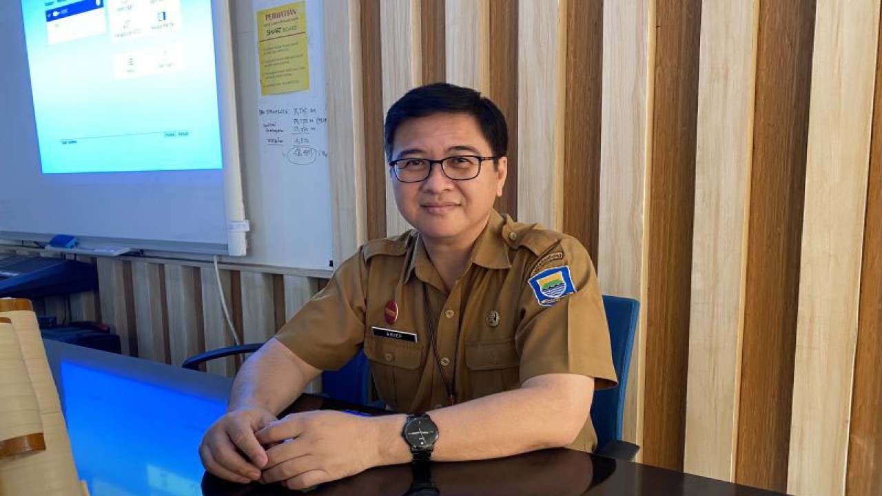 Kepala Dinas Kebudayaan dan Pariwisata Kota Bandung Arief Syaifudin saat memberikan keterangan di Bandung, Jawa Barat, Selasa (16/1/2024). (ANTARA/Rubby Jovan)