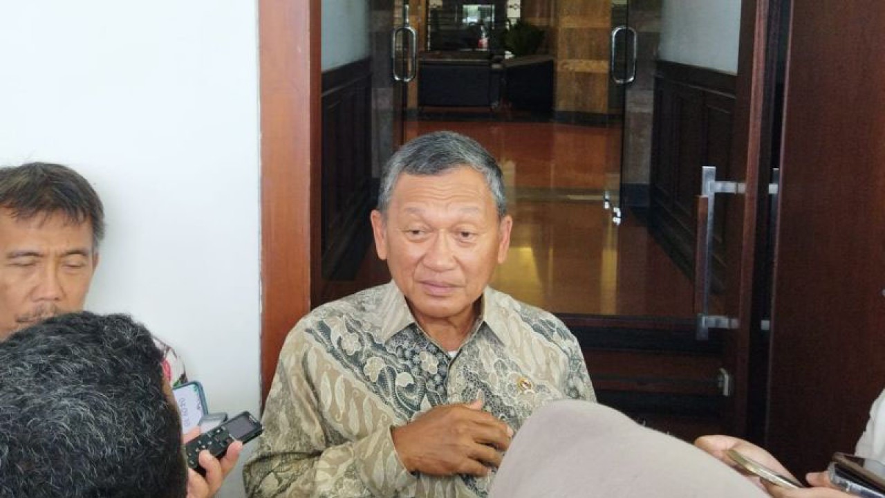Menteri ESDM Arifin Tasrif memberikan keterangan di Gedung Kementerian ESDM, Jakarta, Jumat (5/1/2023). ANTARA/Benardy Ferdiansyah