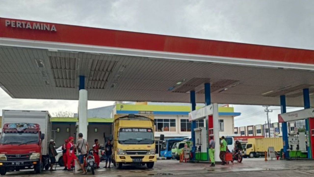 Arsip - Sejumlah mobil truk mengisi BBM jenis solar di salah satu SPBU Kota Palu, Sulteng. ANTARA/Moh Ridwan