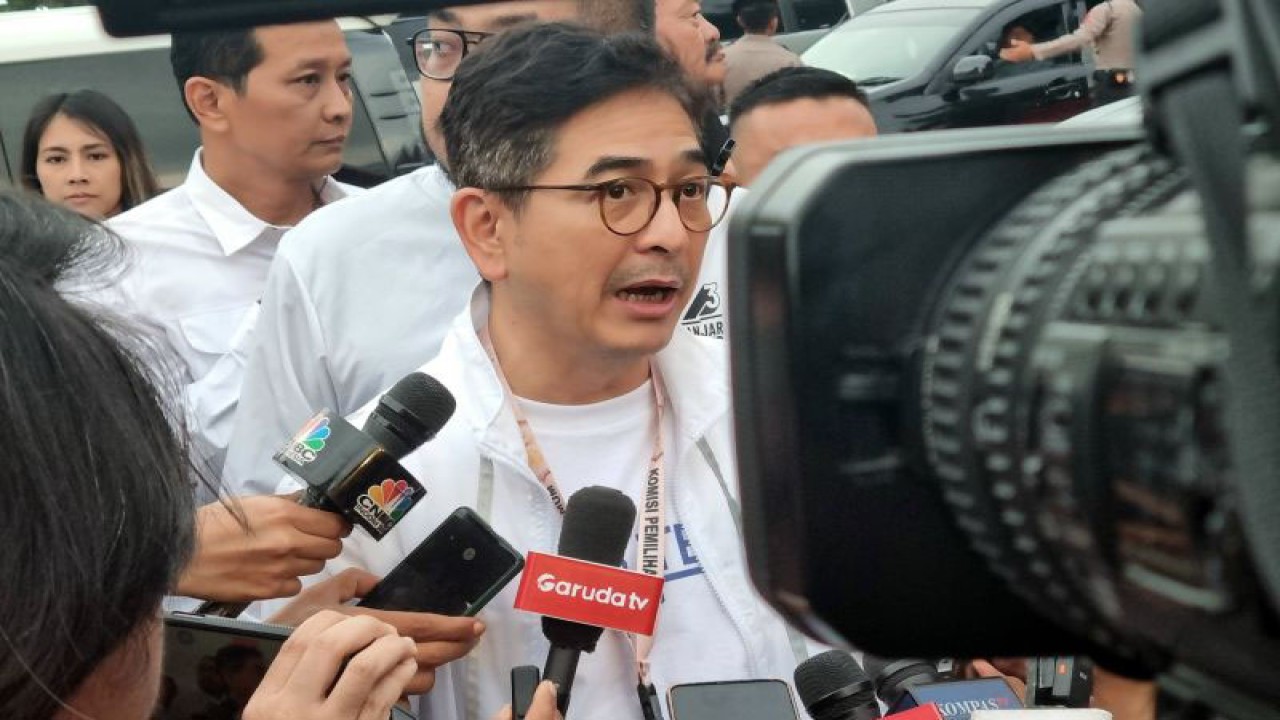 Ketua Tim Pemenangan Nasional Ganjar-Mahfud, Arsjad Rasjid, menjawab pertanyaan awak media sebelum gelaran debat ketiga pilpres di Istora Senayan, Jakarta Pusat, Minggu (7/1/2024). ANTARA/Hana Kinarina