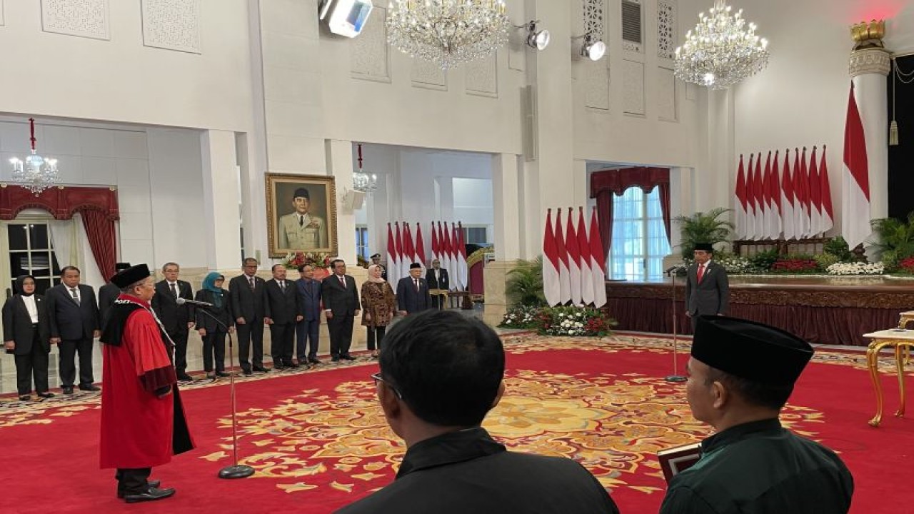 Politikus senior Arsul Sani mengucap sumpah sebagai Hakim Konstitusi di hadapan Presiden Joko Widodo, dalam upacara di Istana Negara, Jakarta, Kamis (18/1/2024). (ANTARA/Yashinta Difa)