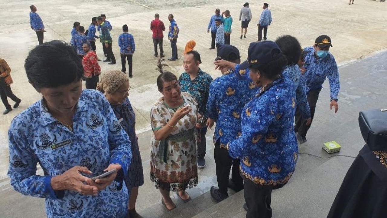 ASN Pemprov Papua saat usai mengikuti apel di lapangan Kantor Gubernur Papua. ANTARA/Qadri Pratiwi.