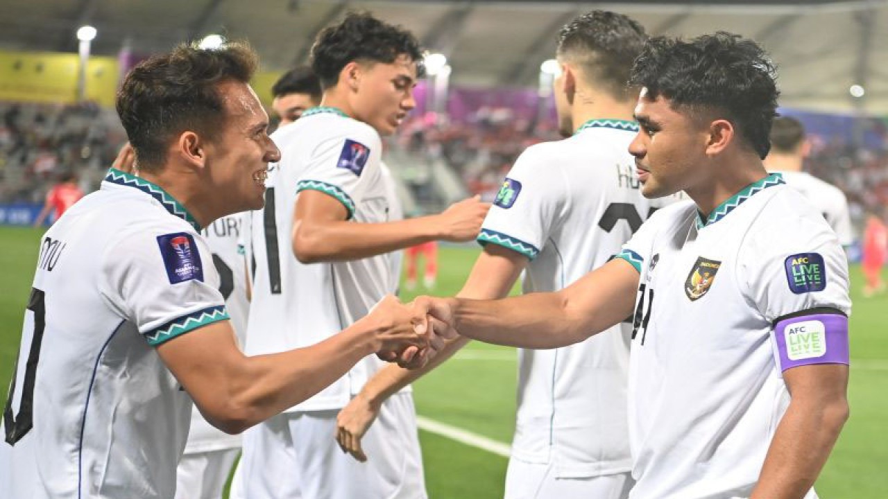 Pesepak bola Timnas Indonesia Asnawi Mangkualam (kanan) berselebrasi bersama Egy Maulana Vikri usai mencetak gol ke gawang Vietnam pada laga kedua penyisihan grup D Piala Asia 2023 di Stadion Abdullah Bin Khalifah, Doha, Qatar, Jumat (19/1/2024). Indonesia berhasil mengalahkan Vietnam dengan skor 1-0 melalui gol penalti Asnawi Mangkualam. ANTARA FOTO/Yusran Uccang/aww.