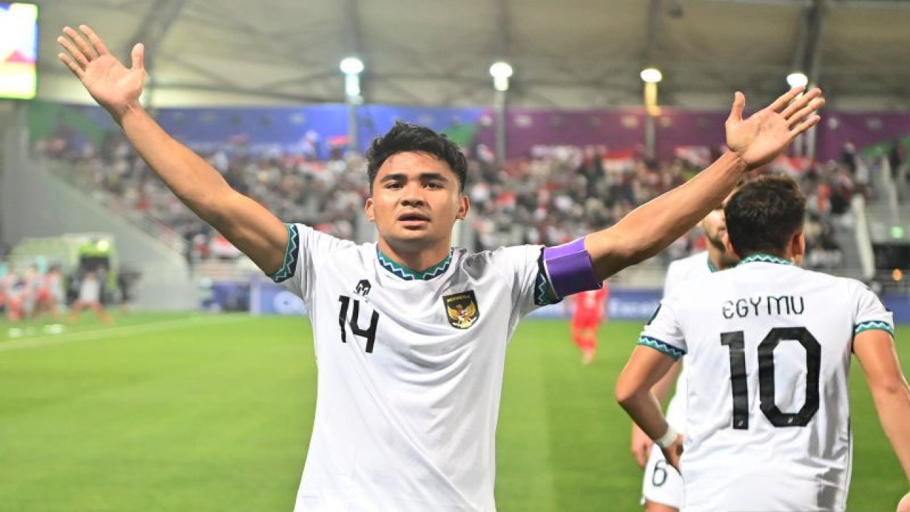 Pesepak bola Timnas Indonesia Asnawi Mangkualam berselebrasi usai mencetak gol ke gawang Vietnam pada laga kedua penyisihan grup D Piala Asia 2023 di Stadion Abdullah Bin Khalifah, Doha, Qatar, Jumat (19/1/2024). ANTARAFOTO/Yusran Uccang/aww.