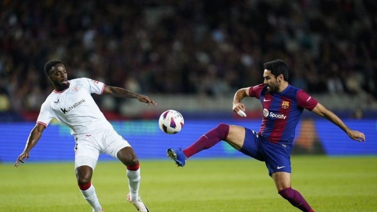 Ilustrasi - Pesepak bola Barcelona Ilkay Gundogan berebut bola dengan pesepak bola Athletic Club Inaki Williams dalam lanjutan Liga Spanyol di Stadion Lluis Companys, Barcelona, Spanyol (22/10/2023). Barcelona menang dengan skor 1-0. (ANTARA FOTO/pressinphoto/Sipa USA via Reuter/Sergio Ruiz/tom.)