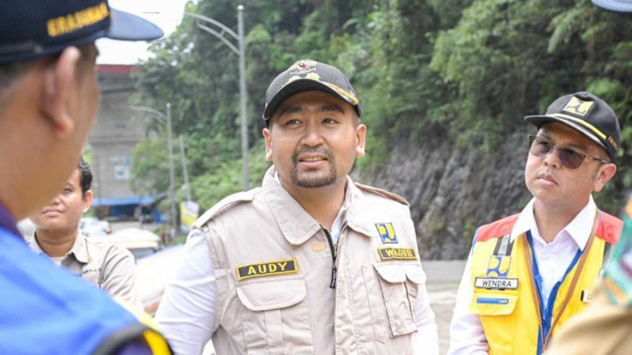 Wakil Gubernur Sumbar, Audy Joinaldy saat meninjau Jembatan Layang Kelok Sembilan. ANTARA/HO-Biro Adpim Sumbar