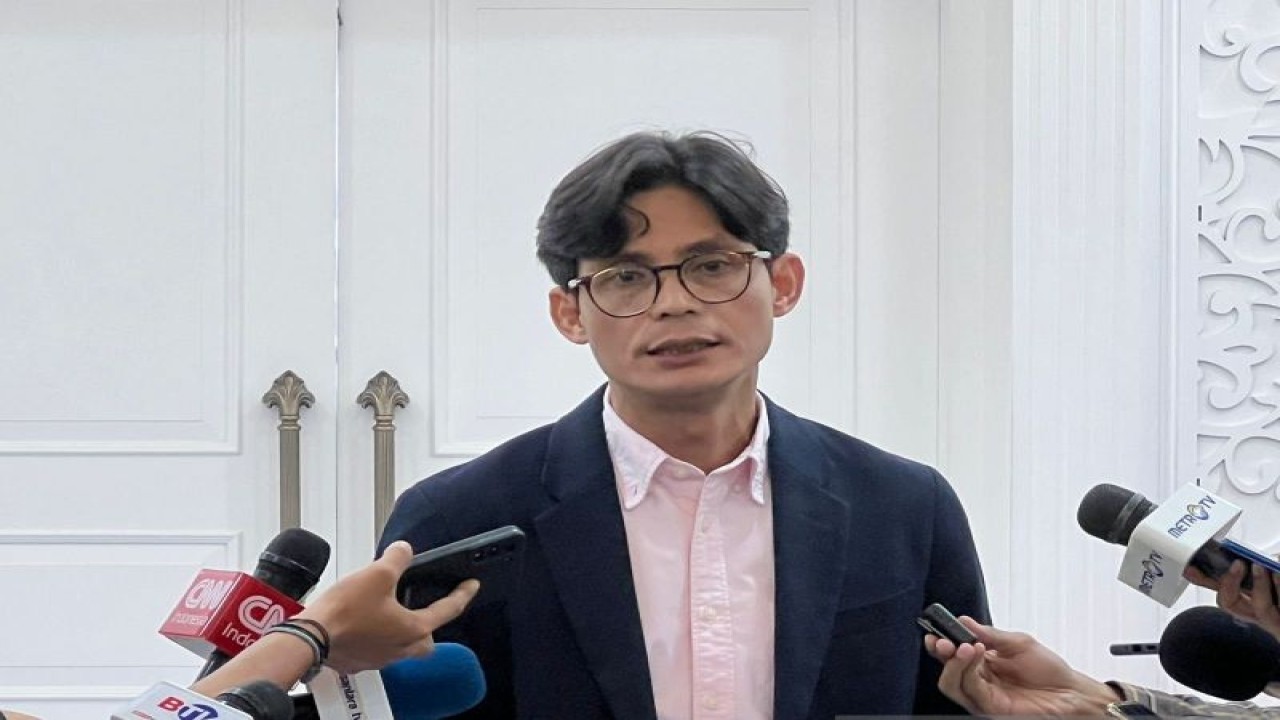 Anggota KPU RI August Mellaz menjawab pertanyaan awak media usai menggelar rapat persiapan debat ketiga bersama pihak tim pasangan calon presiden/wakil presiden serta TV penyelenggara debat di Kantor KPU RI, Jakarta, Rabu (3/1/2024). ANTARA/Hana Kinarina