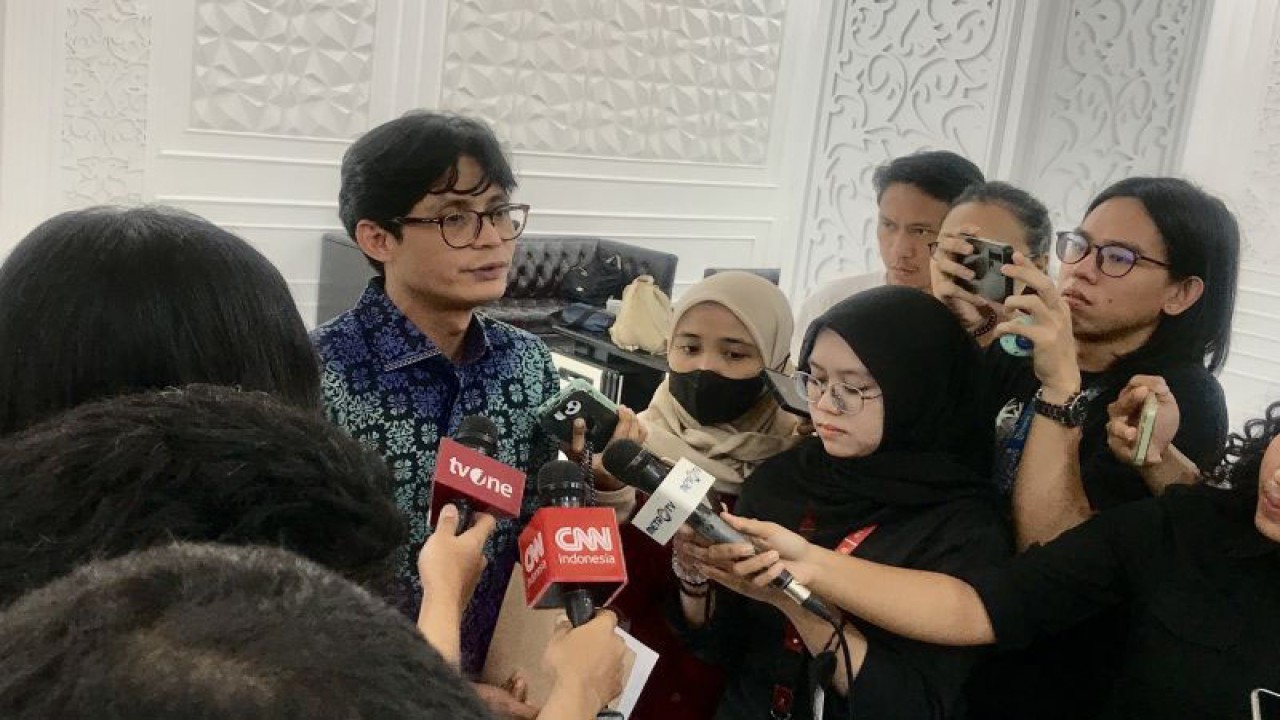 Komisioner KPU RI August Mellaz menjawab pertanyaan wartawan selepas rapat koordinasi terakhir untuk penyelenggaraan debat keempat Pilpres 2024 di Kantor KPU RI, Jakarta, Rabu (17/1/2024). ANTARA/Genta Tenri Mawangi.