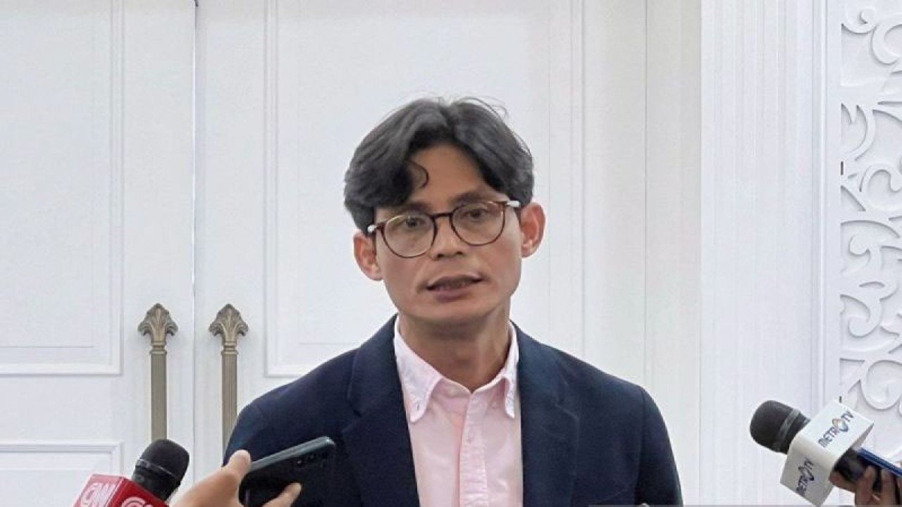 Komisioner KPU RI August Mellaz menjawab pertanyaan wartawan selepas rapat koordinasi terakhir untuk penyelenggaraan debat keempat Pilpres 2024 di Kantor KPU RI, Jakarta, Rabu (17/1/2024). (ANTARA/Genta Tenri Mawangi.)