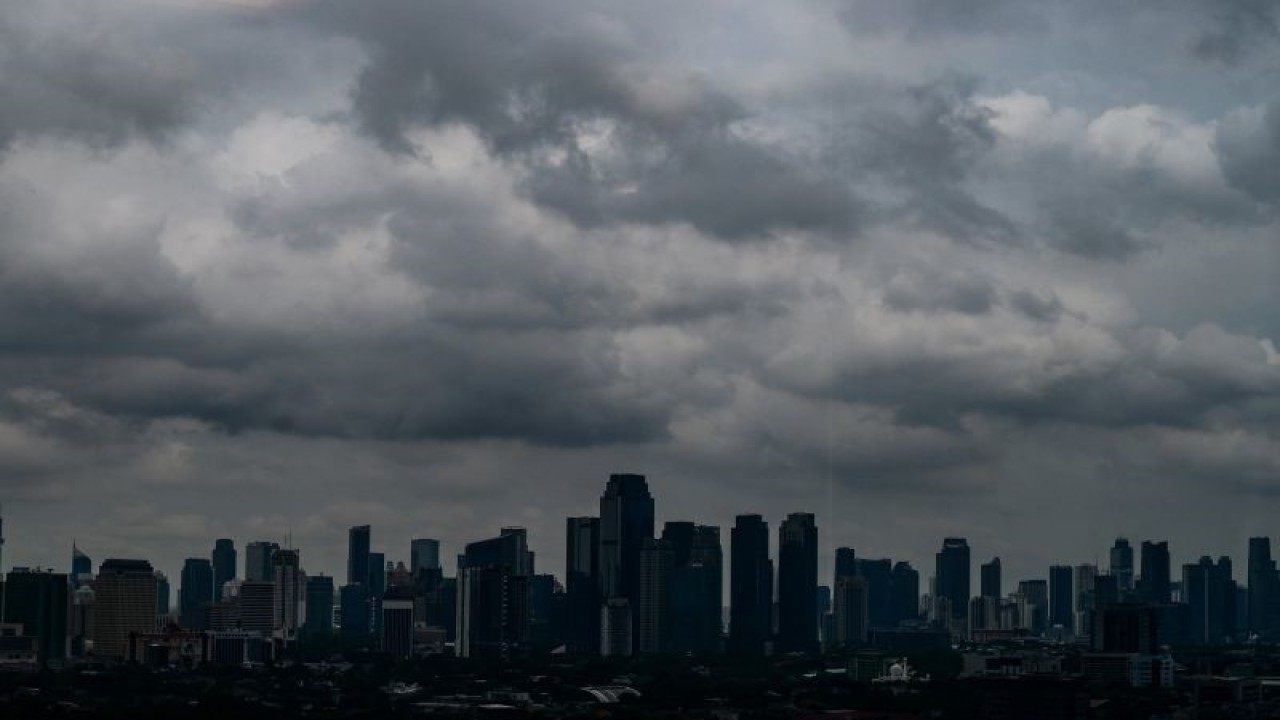 Awan tebal yang menyelimuti pemukiman dan gedung bertingkat di Jakarta, Senin (8/1/2024). ANTARA FOTO/Sulthony Hasanuddin/Spt.