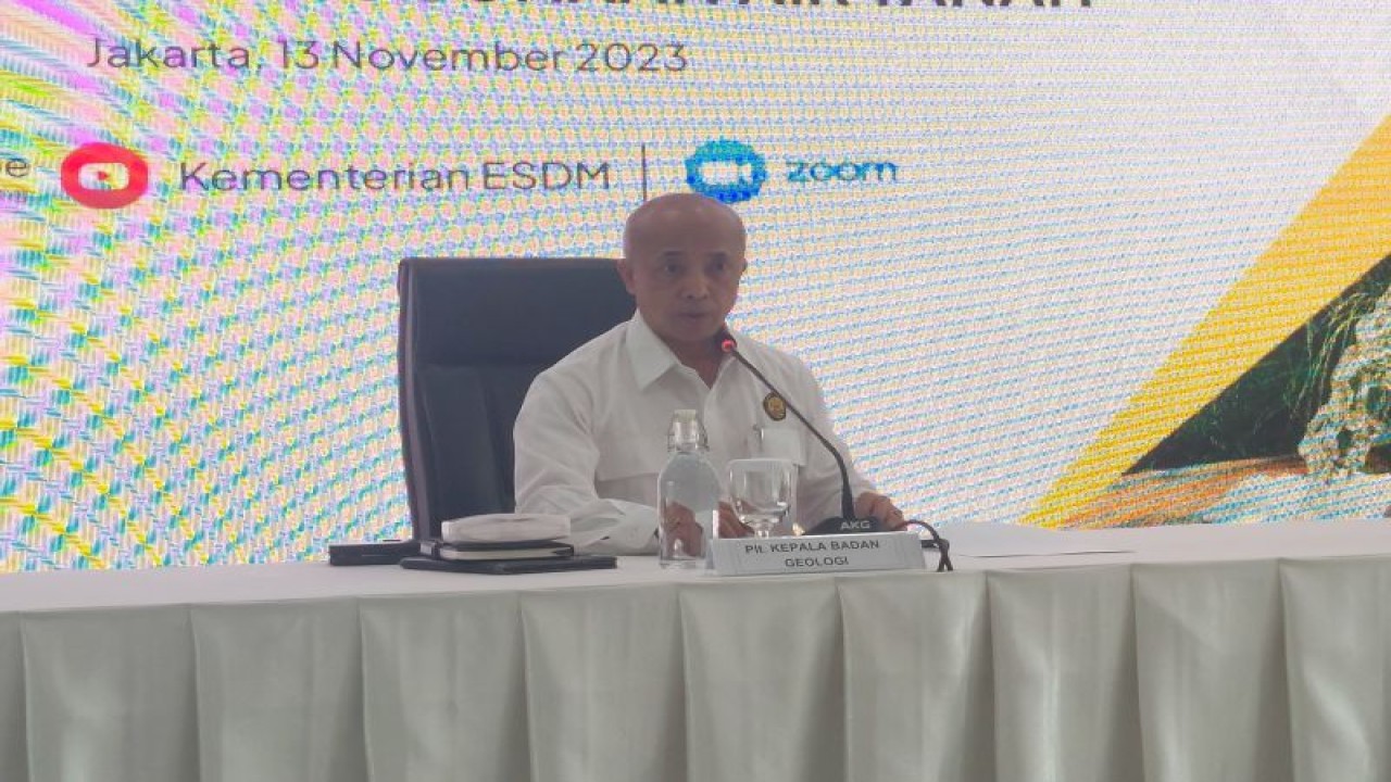 Pelaksana Tugas (Plt) Kepala Badan Geologi Kementerian ESDM Muhammad Wafid saat memberikan keterangan pers terkait penggunaan air tanah di Jakarta, pada Senin (13/11/2023). (ANTARA/Adimas Raditya)