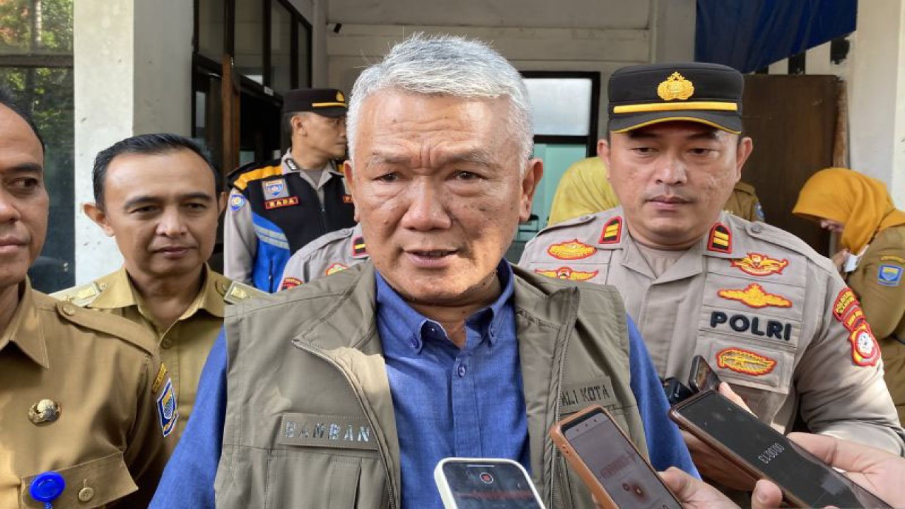 Penjabat (Pj) Wali Kota Bandung Bambang Tirtoyuliono saat memberikan keterangan di Kota Bandung, Jawa Barat, Selasa (16/1/2024). ANTARA/Rubby Jovan