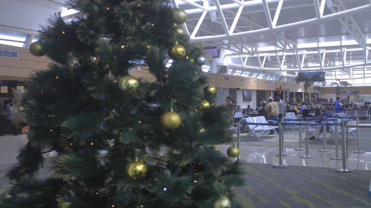 Suasana pemudik di terminal keberangkatan bandara El Tari Kupang Kota Kupang, NTT. ANTARA/Kornelis Kaha