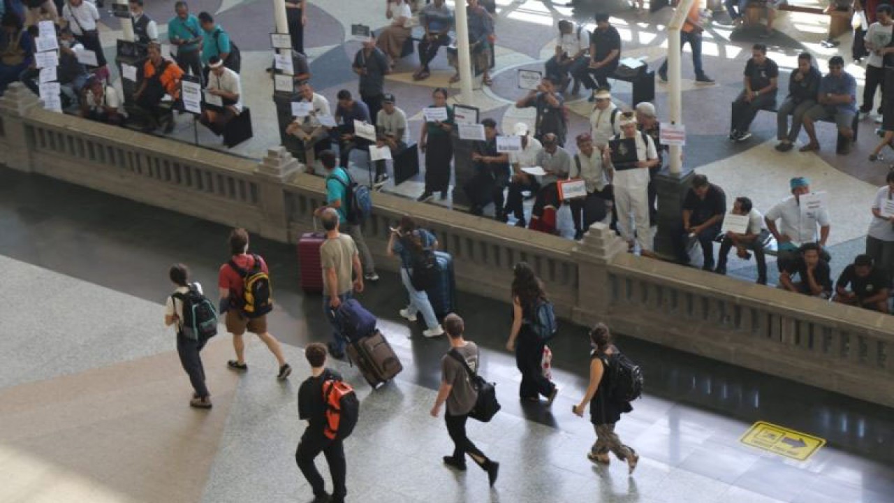 Sejumlah wisatawan mancanegara berjalan di area kedatangan Bandara Internasional I Gusti Ngurah Rai, Bali, Selasa (2/1/2024) ANTARA/HO-Angkasa Pura Bandara Ngurah Rai