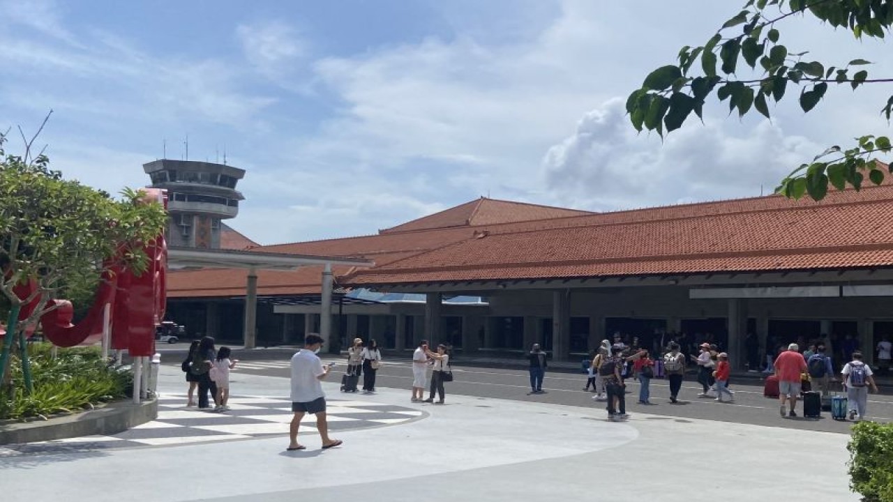 Dokumentasi suasana penumpang kedatangan di sekitar Posko Terpadu Natal dan Tahun Baru Bandara I Gusti Ngurah Rai di Denpasar. ANTARA/Ni Putu Putri Muliantari